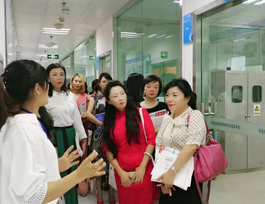 青商會女企業家參觀錦美環保高端實驗室.jpg