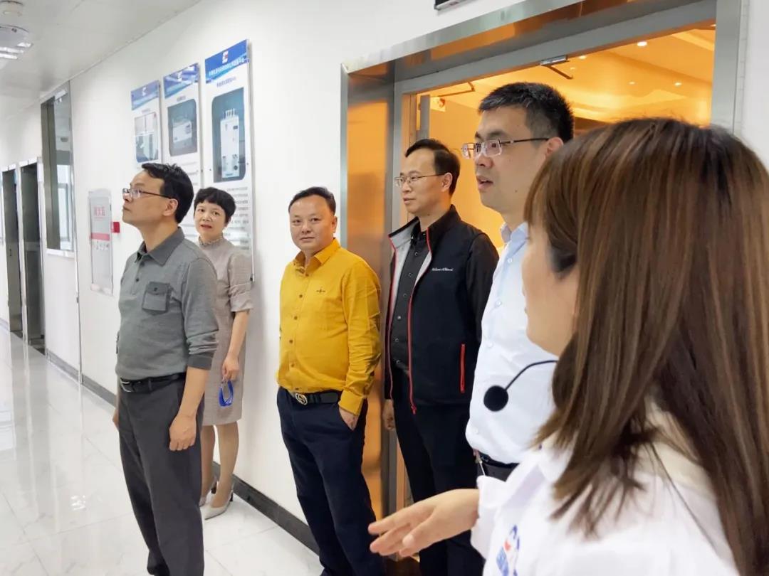 C:\Users\zhaobingbing\Desktop\微信推文\錦美資訊丨成都市錦江區區委常委、宣傳部長邱長寶一行蒞臨公司調研指導\2.jpg